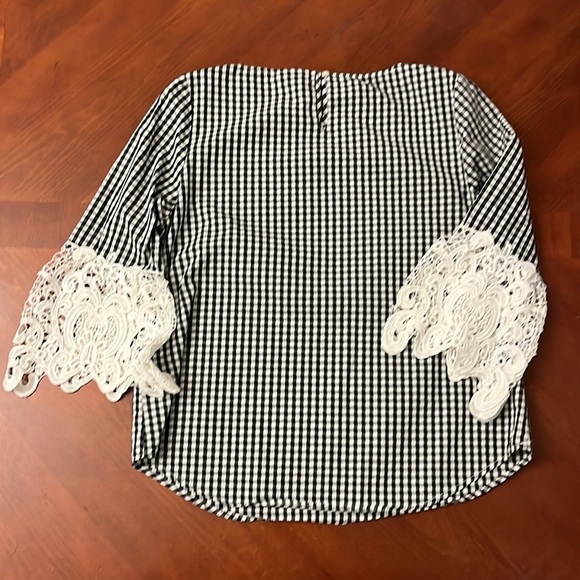 Liz Claiborne Women’s Black & White Gingham Blouse with White Lace Sleeves PM - Picture 2 of 8